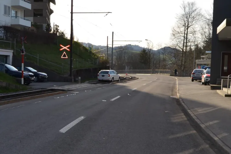 Teufen AR - Übermüdete Lenkerin geriet auf Trassee der Bahn