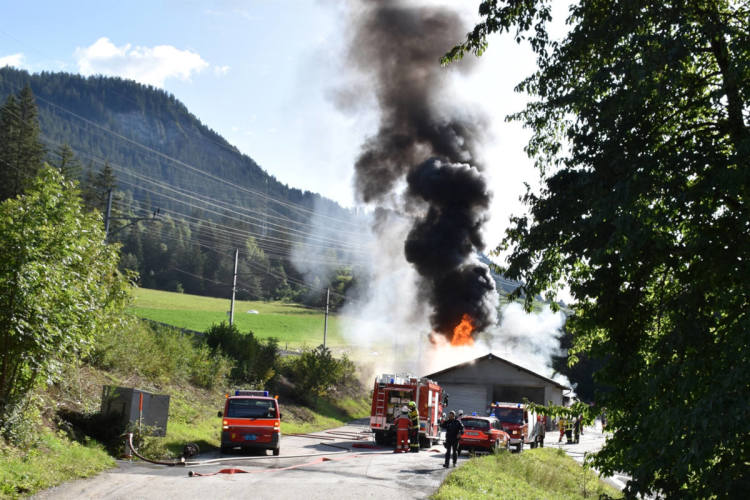 Albula/Alvra GR - Grosses Feuerwehraufgebot wegen Brand von Dieseltanks Albula/Alvra GR - Grosses Feuerwehraufgebot wegen Brand von Dieseltanks
