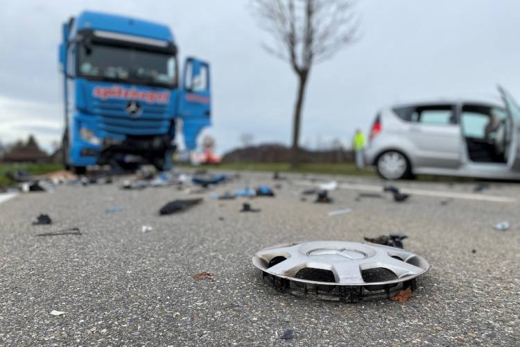 Fehraltorf ZH Frontalkollision Auf Der Kempttalstrasse Zwischen Auto fehraltorf-zh-frontalkollision-auf-der-kempttalstrasse-zwischen-auto