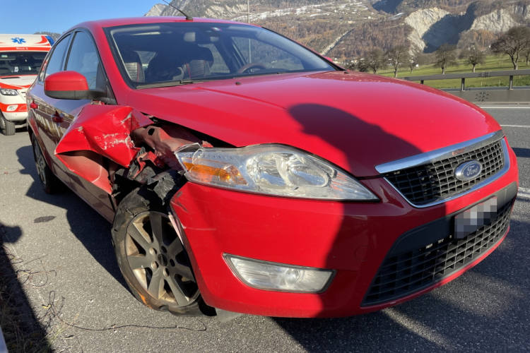 Trimmis GR Automobilist fährt auf Lastwagen auf