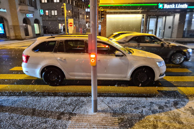 Rapperswil Jona Sg Jugendlicher Läuft Bei Rot über Die Ampel Und Wird Von Auto Erfasst 6646