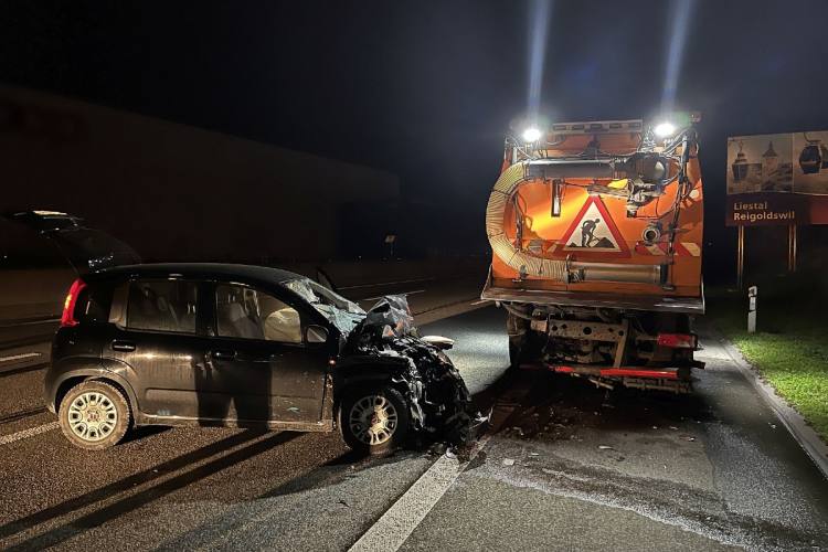 Pratteln BL Unfall zwischen Fiat Panda und Wischmaschine