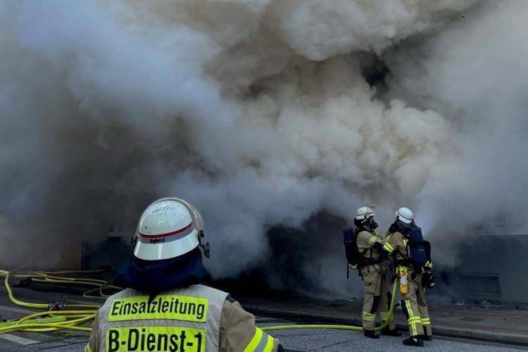 Feuerwehreinsatz in Bremerhaven Feuer in einem Mehrfamilienhaus