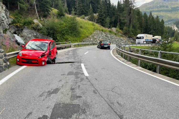 Marmorera Gr Heftige Frontalkollision Fordert Drei Verletzte Personen 5474