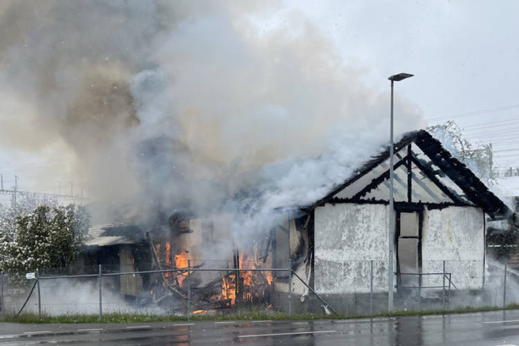 Frutigen BE - Drei Personen nach Brand im Spital