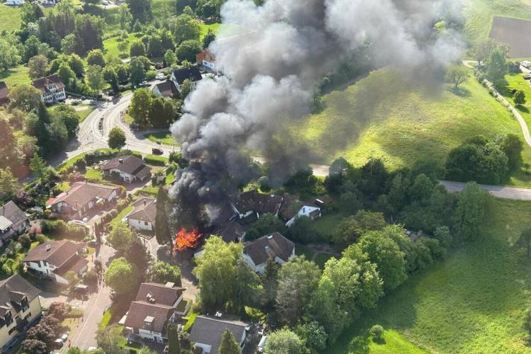 Grüningen ZH - Mehrere hunderttausend Franken Sachschaden nach Brand