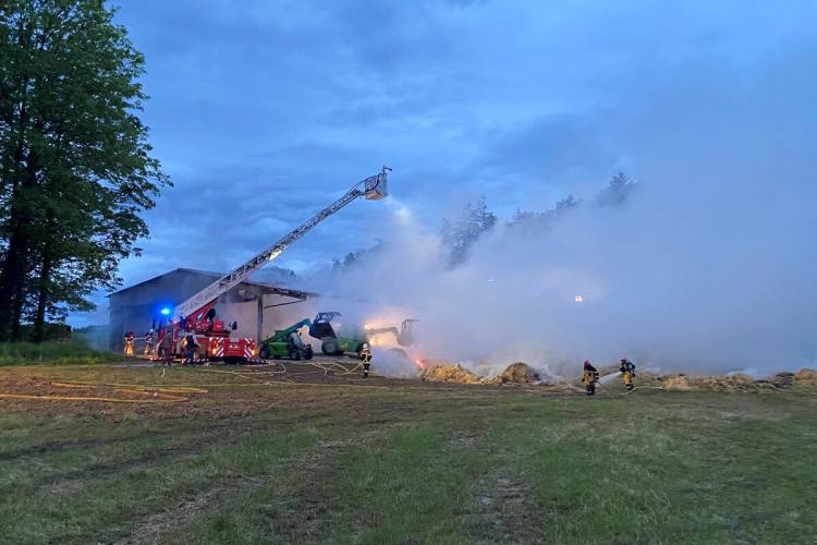 Damphreux JU - Grosser Brand in einem landwirtschaftlichen Gebäude