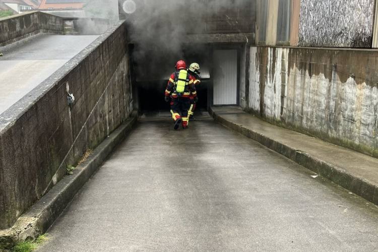 Payerne VD - Zeugen nach Brand in einer Tiefgarage gesucht