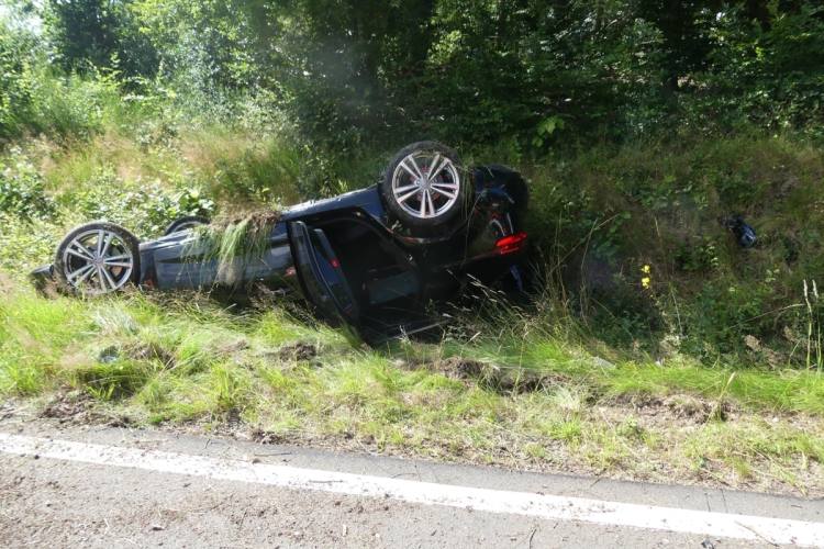 N-mbrecht-Audi-berschl-gt-sich-nach-Unfall-mit-Porsche-eine-Person-fl-chtig