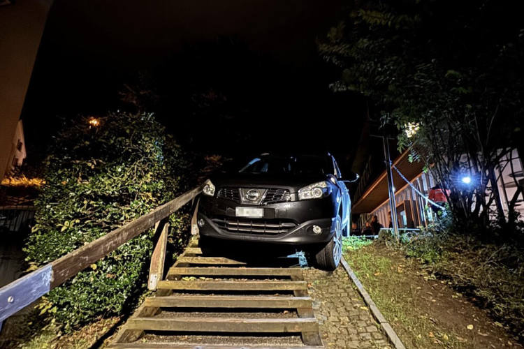St.Gallen Auto kommt vor Treppenabgang zum Stehen