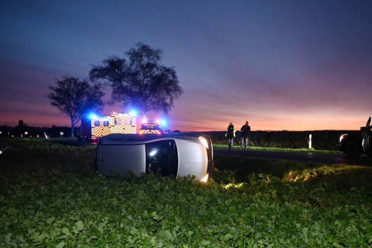 Pulheim-Bei-Unfall-im-Feld-gelandet