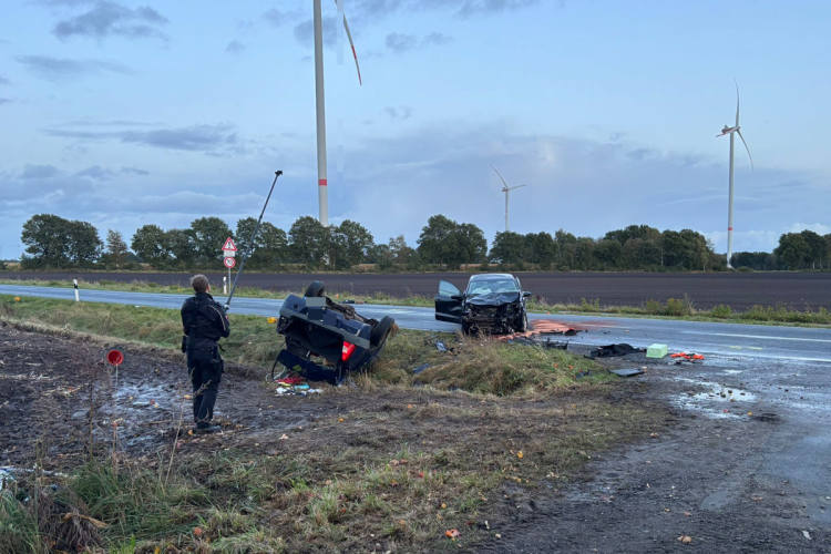 Stade-NI-Fahrer-60-stirbt-nach-Unfall-von-zwei-Pkw