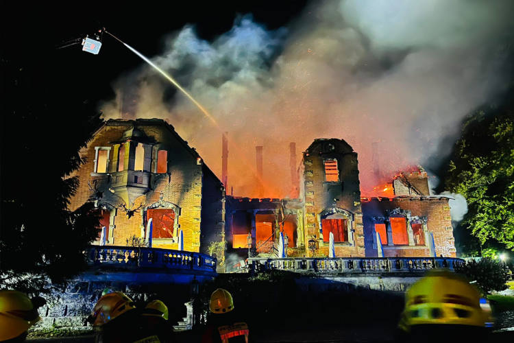 Donaustauf-BY-Vors-tzliche-Brandstiftung-bei-Jagdschloss-Thiergarten-ausgeschlossen