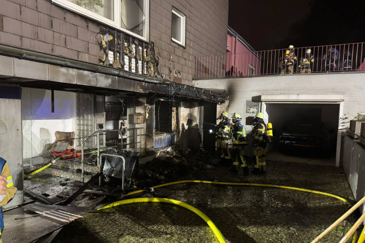 Essen-NW-Brand-von-Abfallcontainern-greift-auf-Fassade-ber