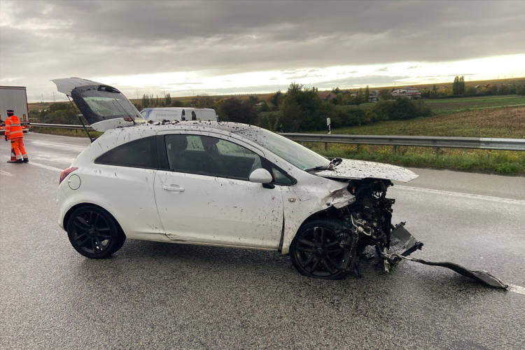 A6-Laumersheim-RP-25-J-hrige-bei-Aquaplaning-Unfall-verletzt
