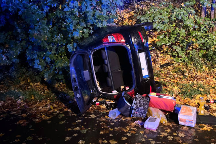 Mettmann-NW-Drei-Schwerverletzte-nach-Unfall-auf-nasser-Fahrbahn
