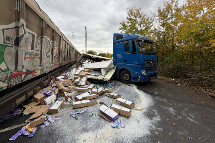 Hann-M-nden-NI-G-terzug-prallt-an-Bahn-bergang-in-Sattelzug