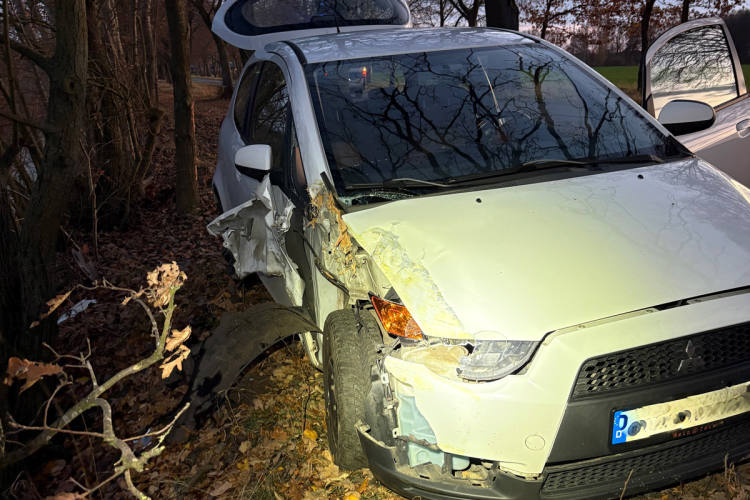 Banzkow-MV-Auto-weicht-Gegenverkehr-aus-und-prallt-gegen-Baum