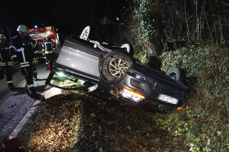 Nieheim-NW-Fahrer-83-berschl-gt-sich-und-wird-schwer-verletzt