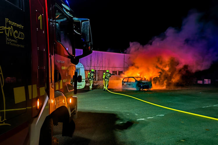 Detmold-NW-Pkw-brennt-in-der-Nacht-vollst-ndig-aus