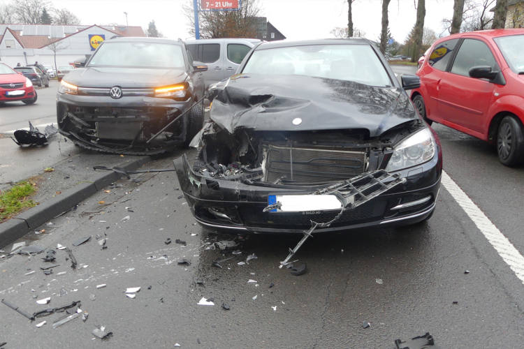 Waldbr-l-NW-Unfall-von-zwei-Pkw-beim-Abbiegen