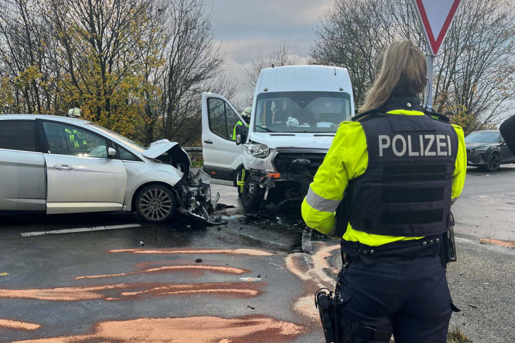 Elsdorf-NW-Zwei-Kinder-und-zwei-Erwachsene-bei-Unfall-verletzt