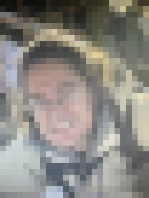 Ein Mann mit Brille und Outdoor-Kleidung lächelt in die Kamera. Der Hintergrund zeigt eine netzartige Struktur.