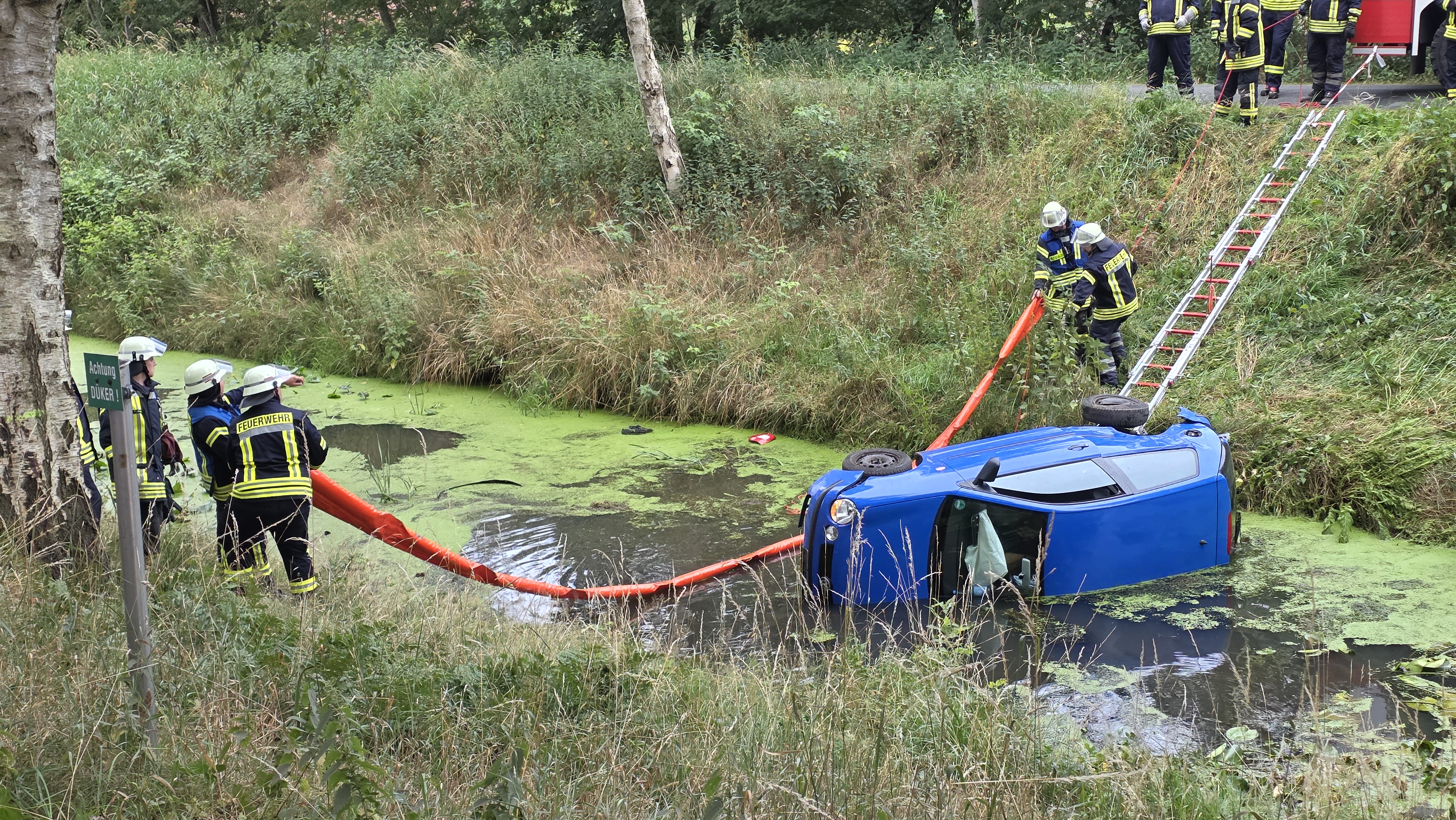 Findorf-Auto-st-rzt-in-Oste-Hamme-Kanal