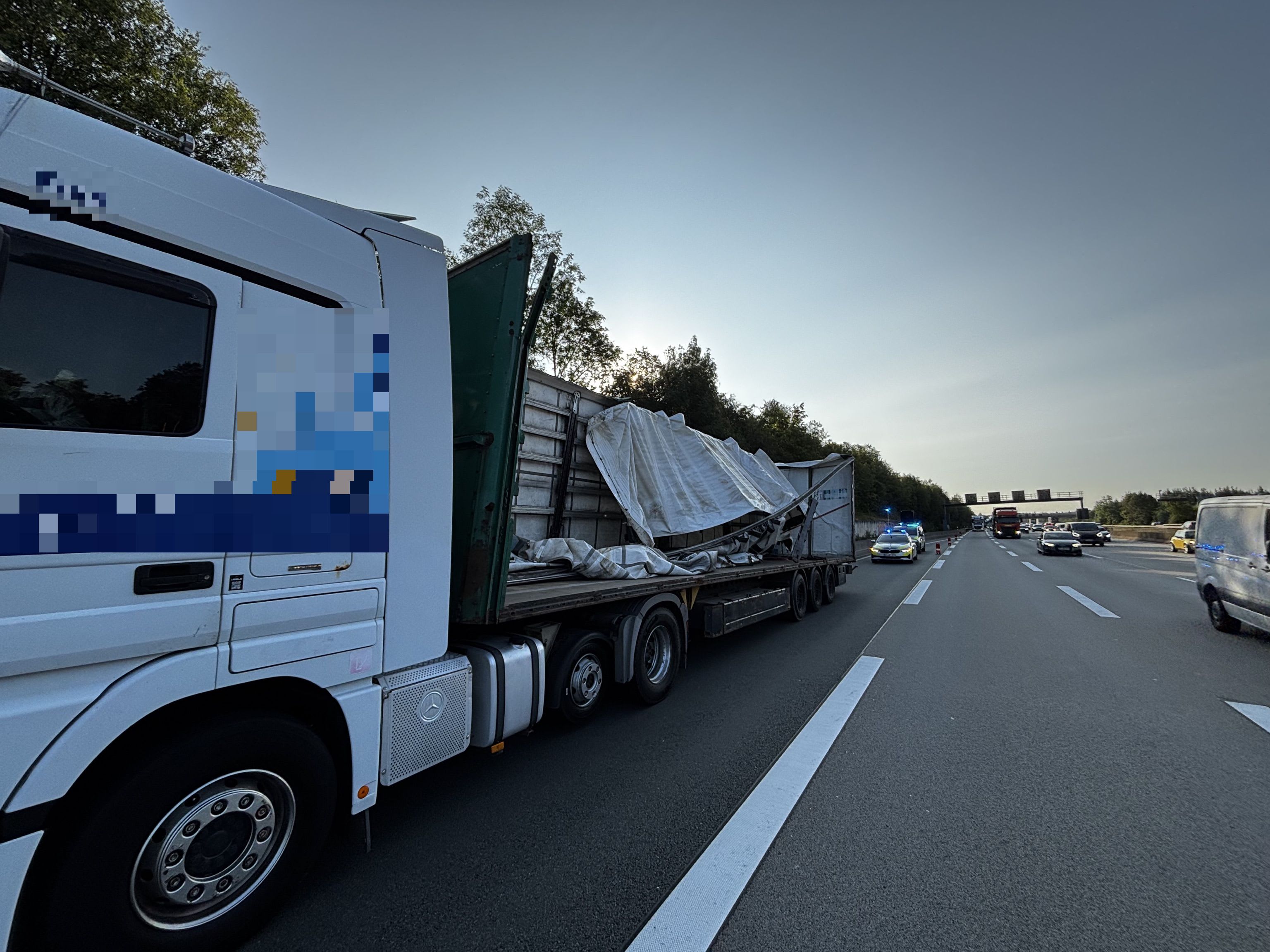 A3-Obertshausen-LKW-mit-zerst-rtem-Auflieger-und-Pannenserie