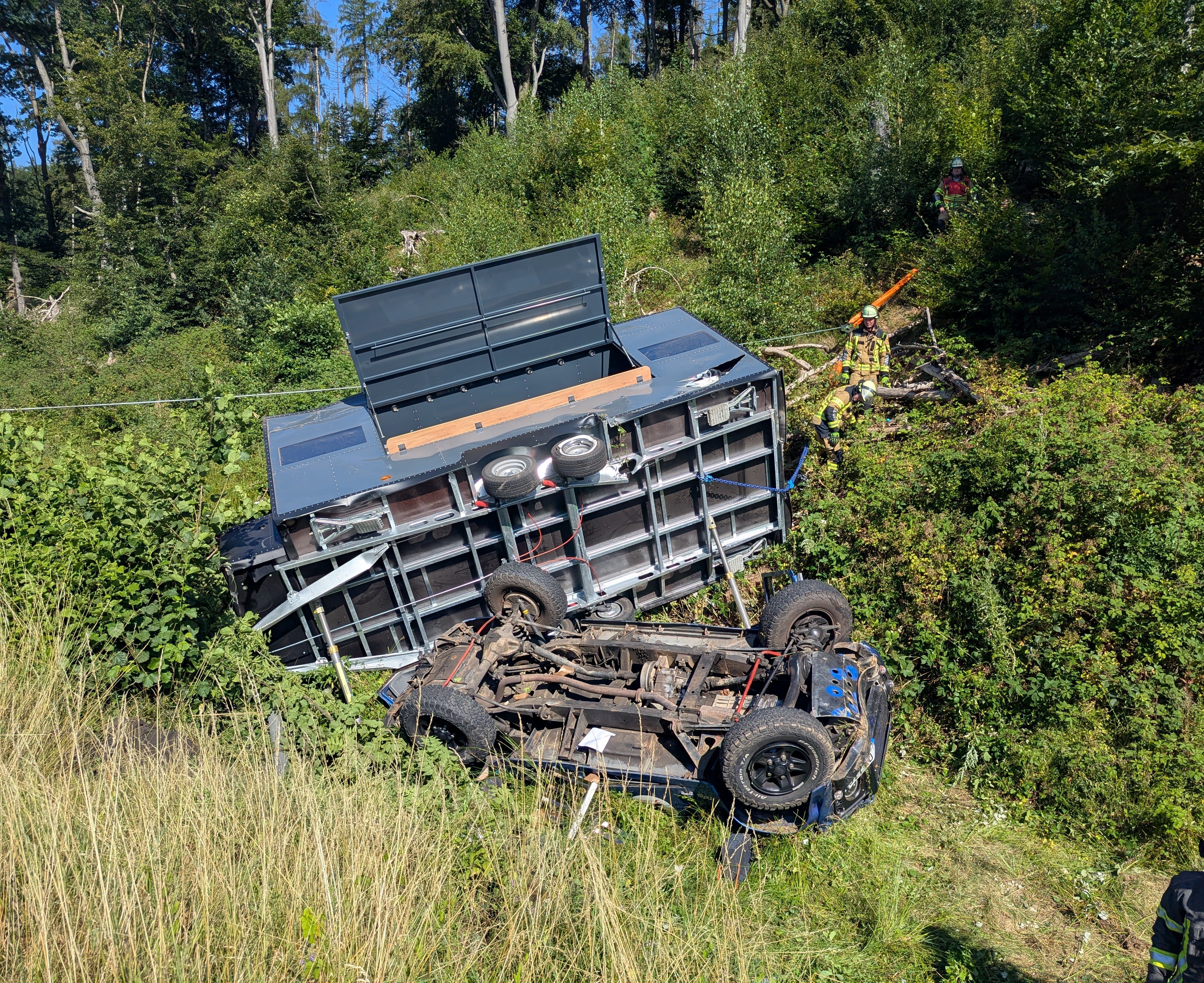 Gevelsberg-Pkw-mit-Anh-nger-berschl-gt-sich-auf-der-A1