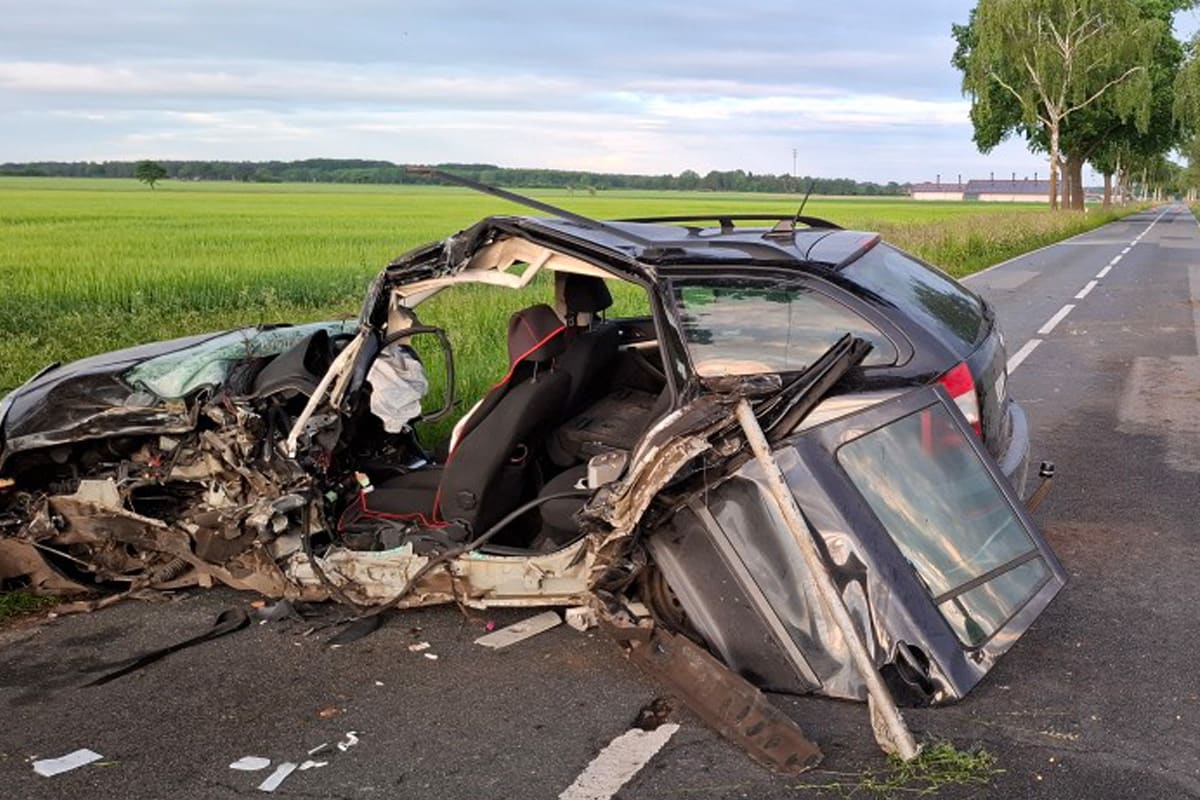 Lachendorf-Autofahrer-bei-Unfall-lebensgef-hrlich-verletzt