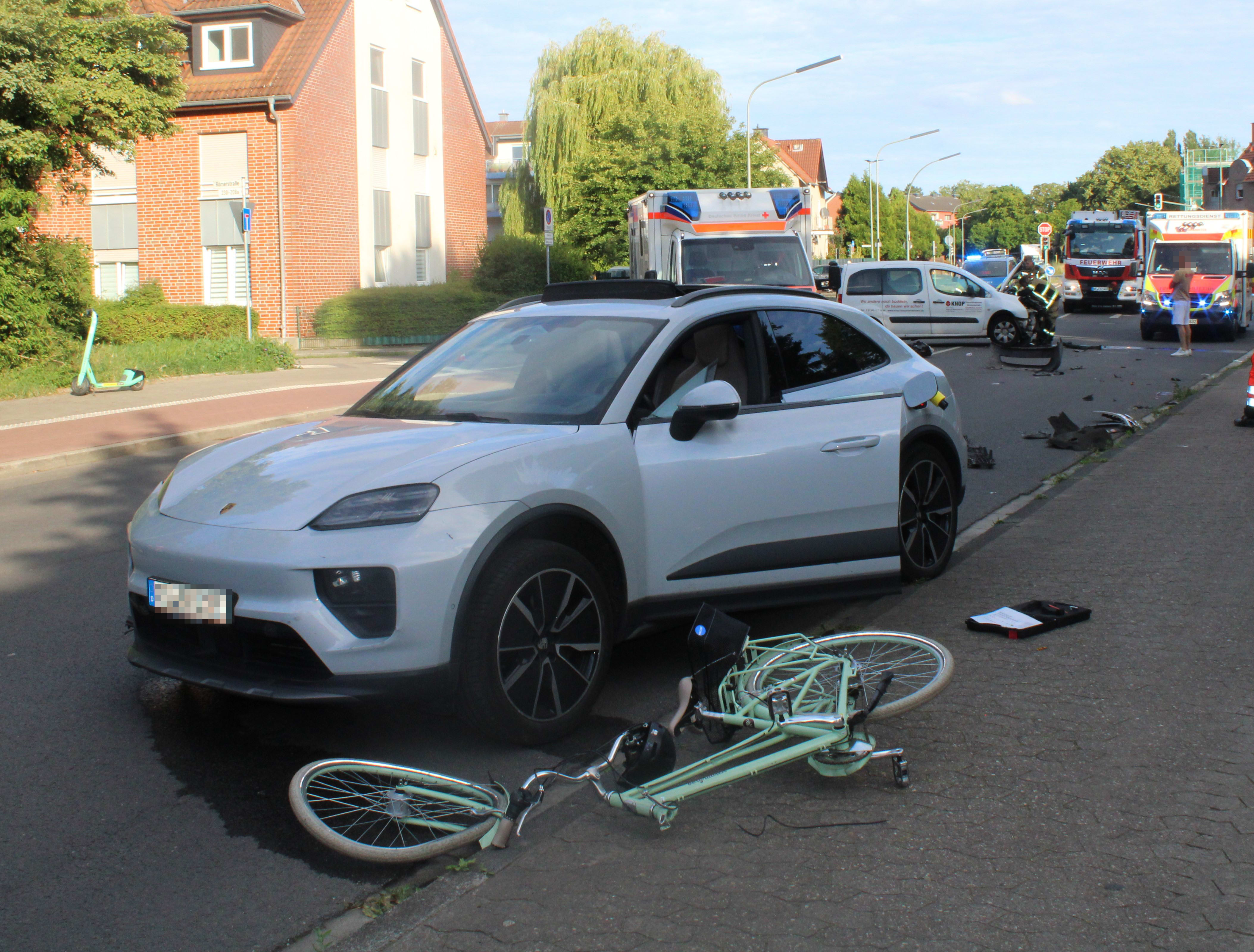 Neuss-12-j-hriges-Kind-auf-Fahrrad-bei-Unfall-schwer-verletzt