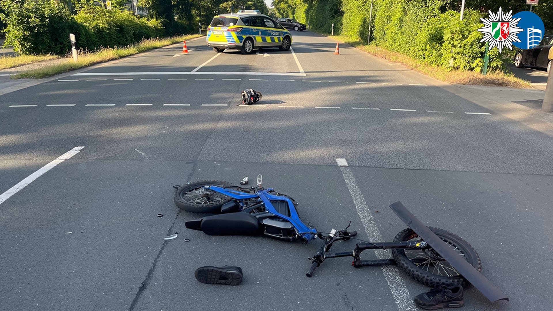 Oberhausen-Kleinkraftradfahrer-bei-Unfall-mit-Auto-verletzt