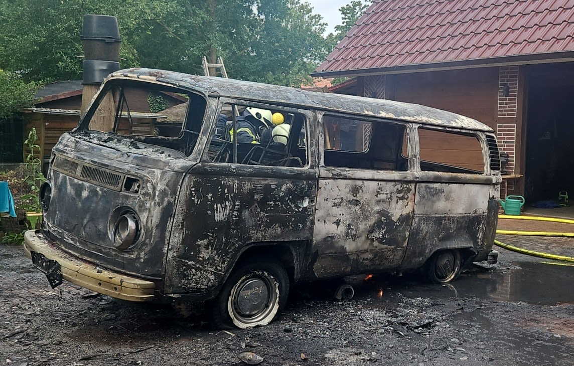 Debstedt-Historischer-VW-Bus-vollst-ndig-ausgebrannt