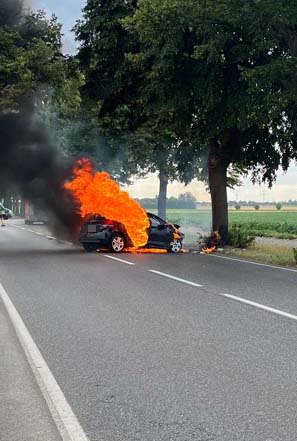 Kerpen-Autofahrerin-bei-Unfall-mit-Brand-schwer-verletzt
