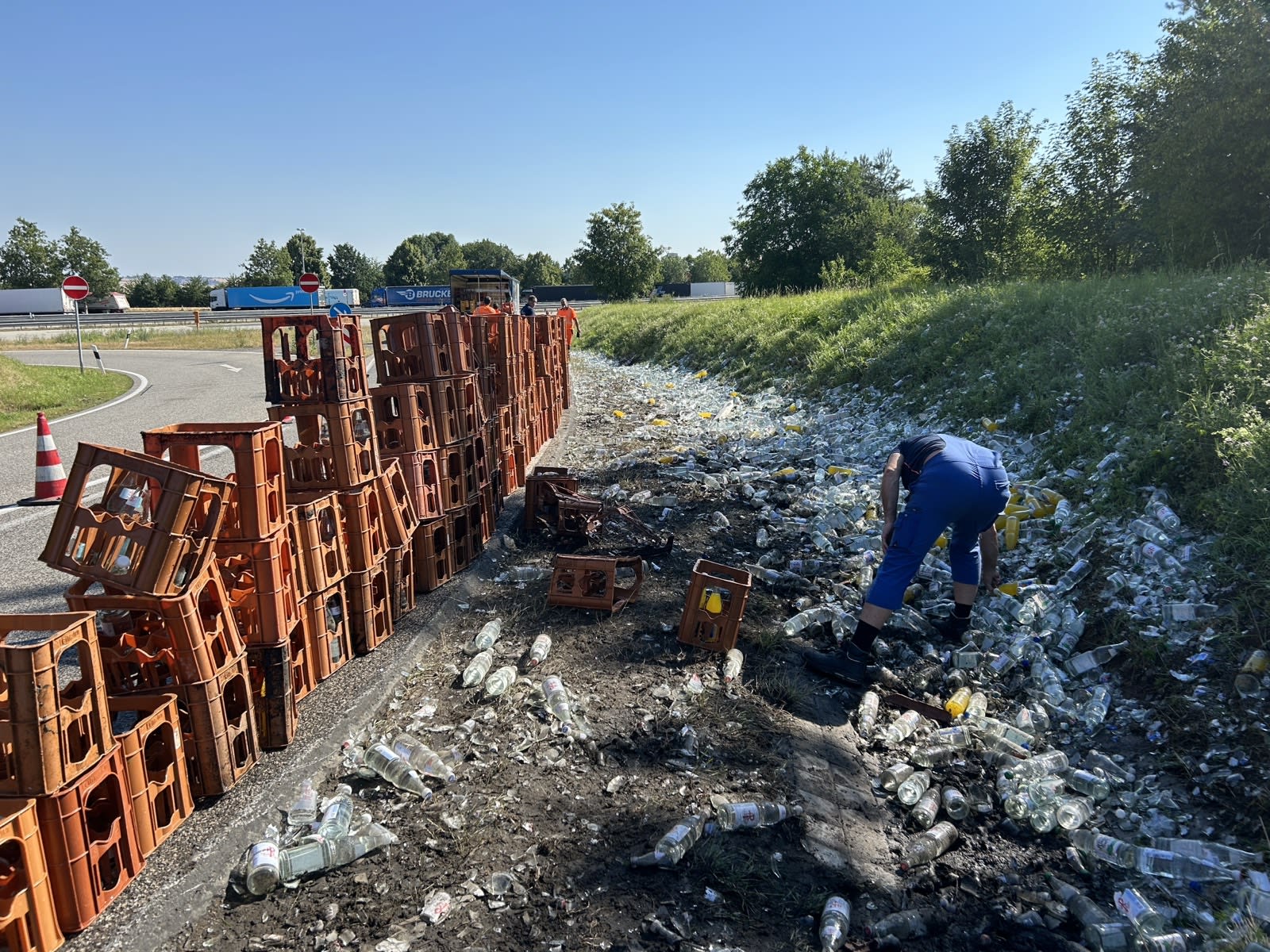 Wattenheim-Getr-nkelaster-verliert-Ladung-auf-A6