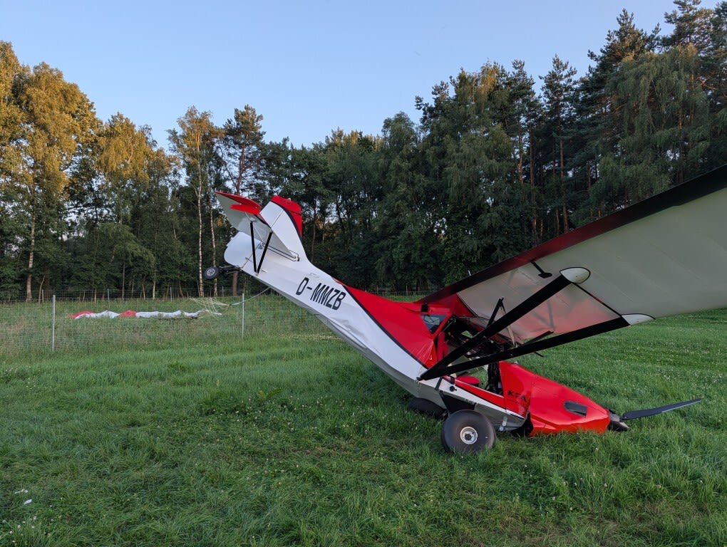 Vahlde-Ultraleichtflugzeug-st-rzt-bei-Landeanflug-ab