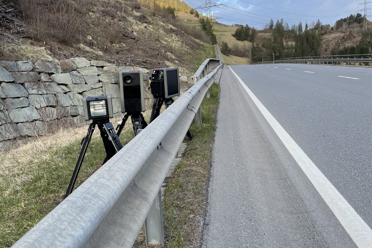 Raser in Alvaschein im Kanton Graubünden mit 145 km/h auf der ...