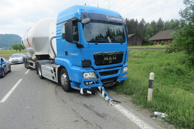 Würenlingen AG - Heftige Kollision fordert Schwerverletzten - Zeugenaufruf