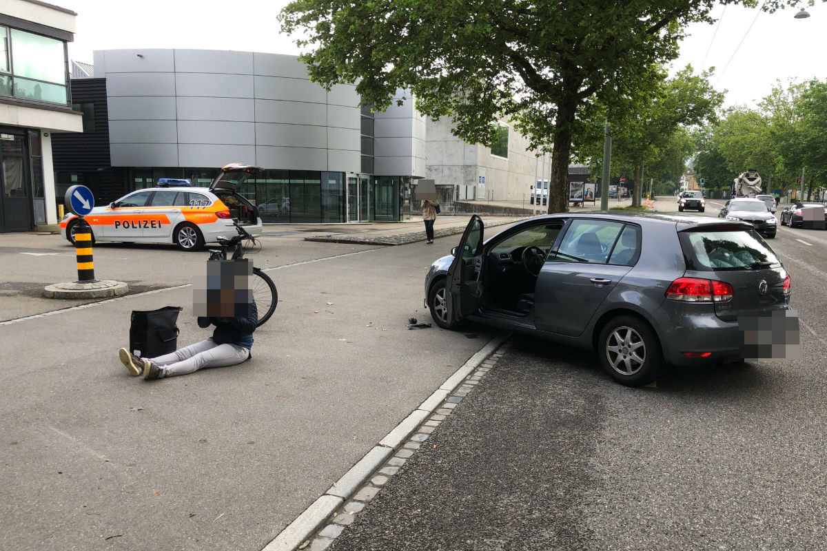 St. Gallen SG - Auto prallt gegen Elektrovelo