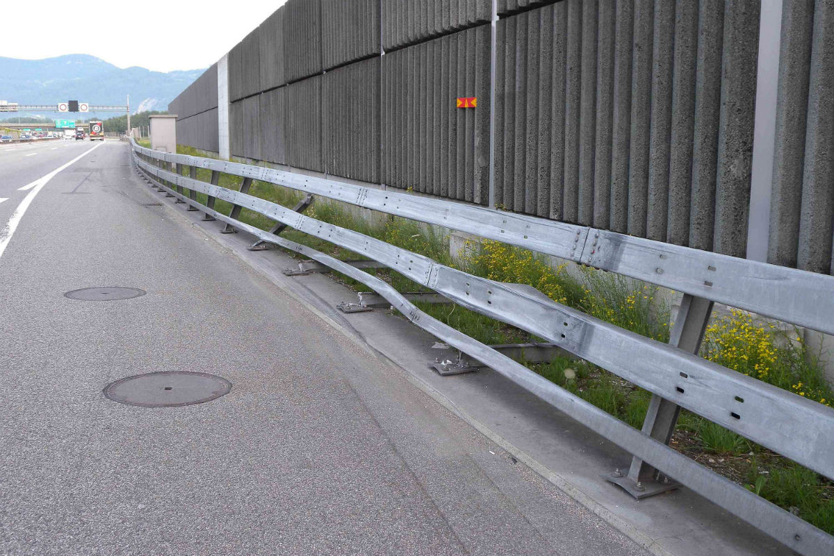 A1/Gunzgen SO - Reisecar kollidiert mit Leitplanke - Zeugenaufruf