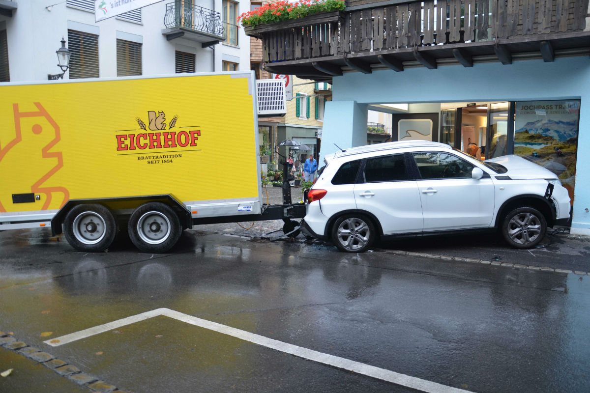 Engelberg OW - Anhänger schob Personenwagen in Gebäude