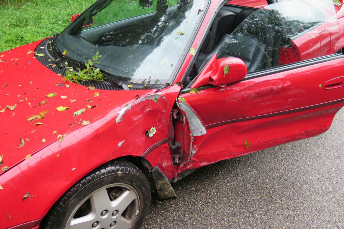 Bottmingen BL - Fahrzeuglenker kollidiert nach Kreiselausfahrt mit Kandelaber