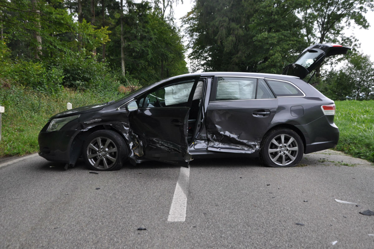 Erlinsbach SO - 20-jähriger Autofahrer schiesst anderes Auto ab