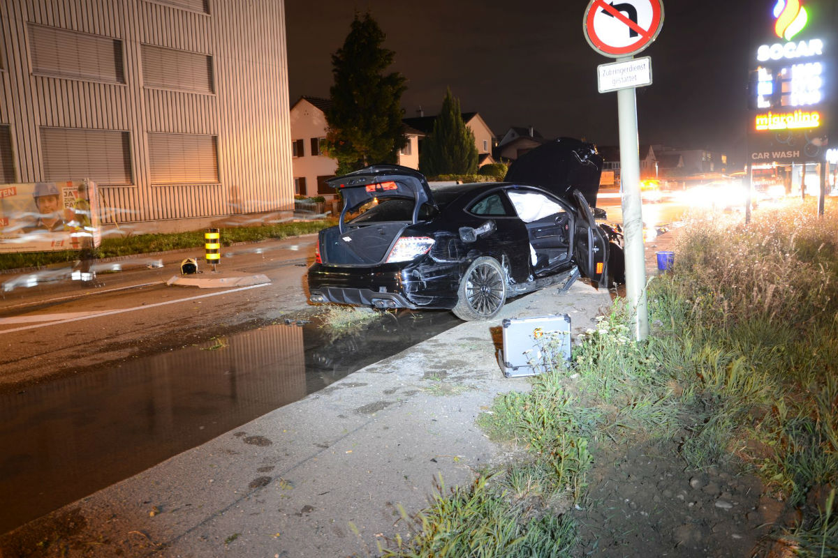 Liestal BL - Zwei Verletzte bei Selbstunfall - Zeugenaufruf