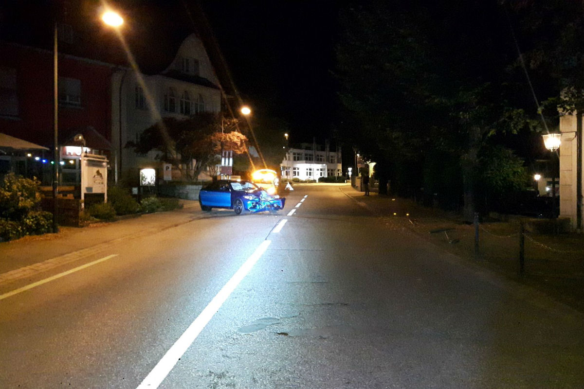 Laufen BL - Auto prallt gegen Baum