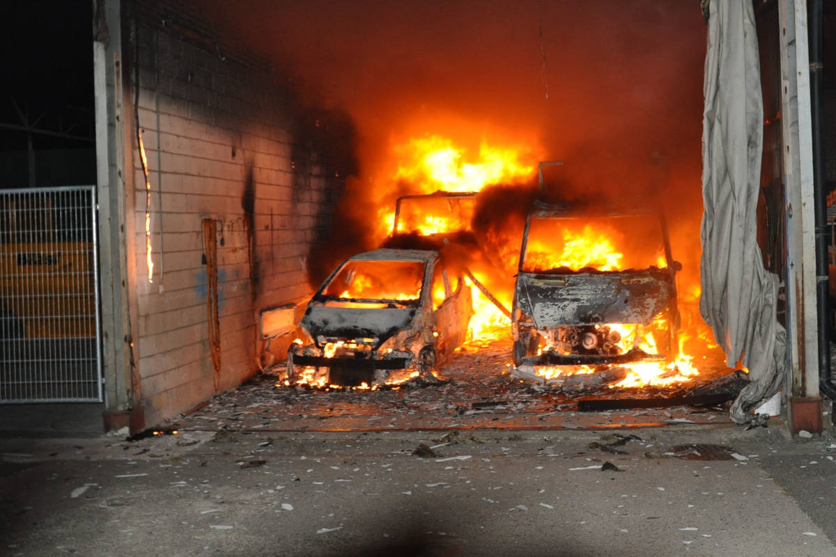 ausgebrannte Fahrzeuge in Lagerhalle