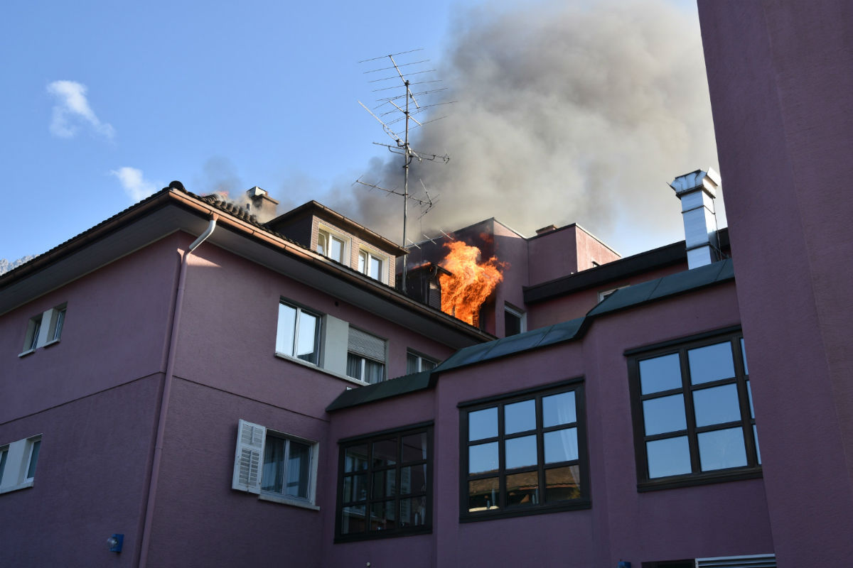 Die Feuerwehr musste das Dach abtragen