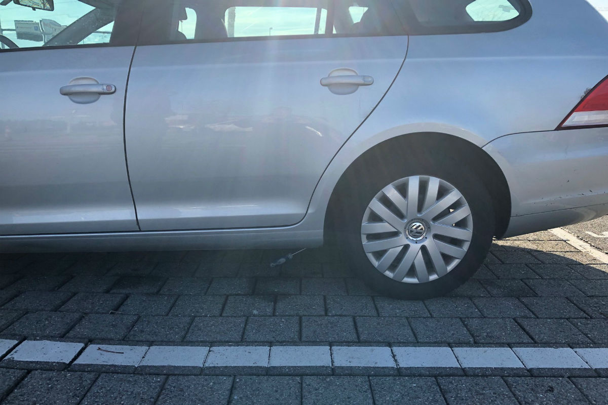 Steinhausen ZG - Schraubenzieher im Unterboden des Autos entdeckt