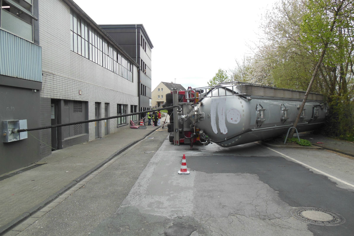 Umgestürzter Silo Zug begräbt Auto unter sich